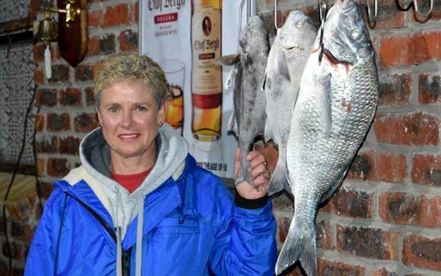 Alida Strydom by haar twee galjoene (1.4kg en 1.25kg) en steenbras (2.45kg) waarmee sy die manne ore aangesit en die hengelkompetisie gewen het.